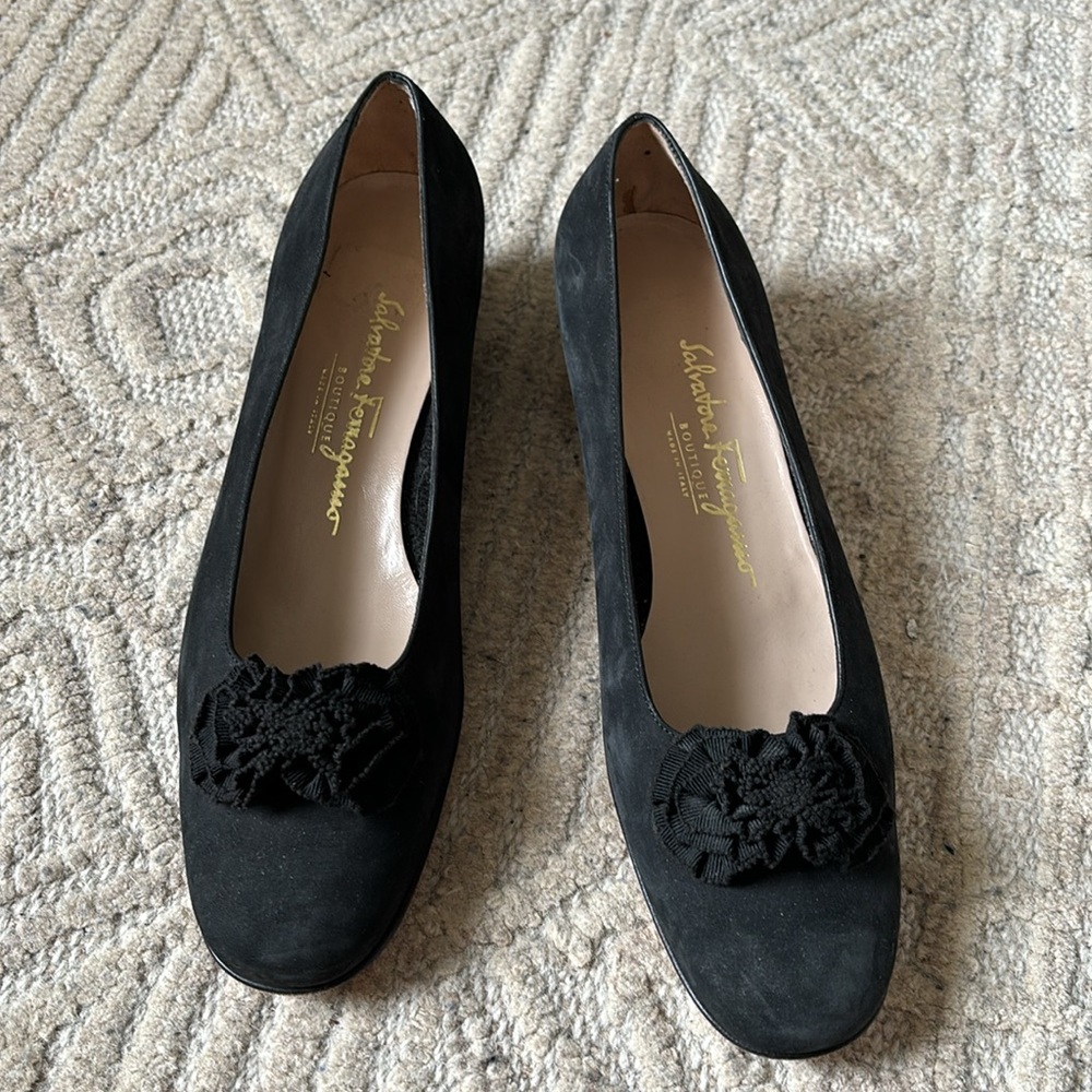 Ferragamo Suede Ruffle Pump - Picture 5 of 11